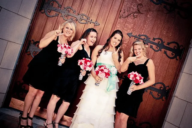 bridesmaids spelling LOVE with their fingers