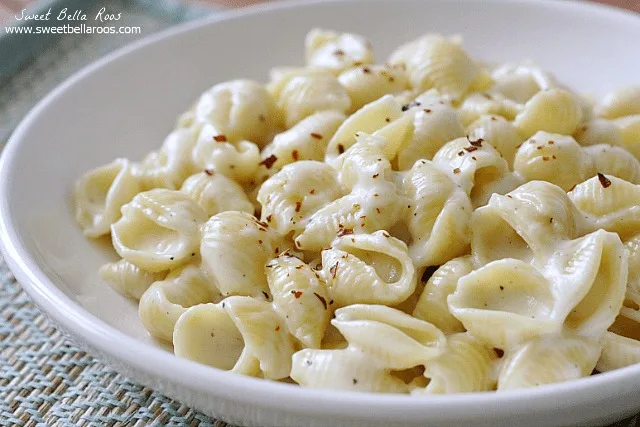 simple alfredo sauce pasta in white bowl