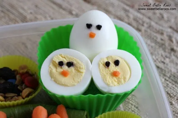 Easy Bento lunch ideas with hardboiled eggs, fruit, veggies, and trail mix. Turn hardboiled eggs into cute chicks in this kid-friendly bento lunchbox.