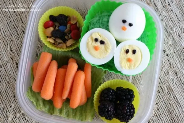 Easy Bento lunch ideas with hardboiled eggs, fruit, veggies, and trail mix. Turn hardboiled eggs into cute chicks in this kid-friendly bento lunchbox.