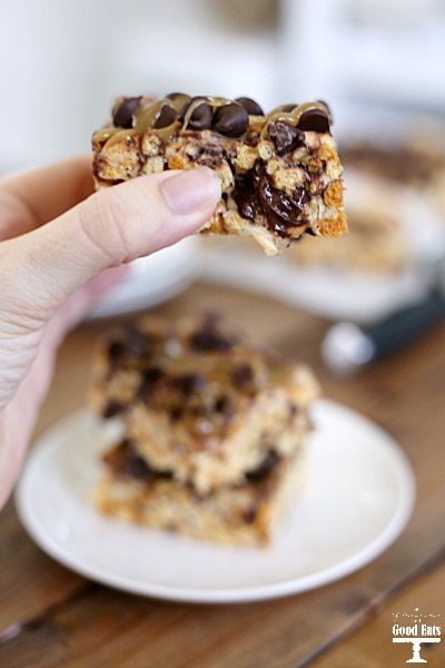 Use Cheerios instead of rice krispie cereal to make these marshmallow treats with chocolate chips and caramel sauce. So good!