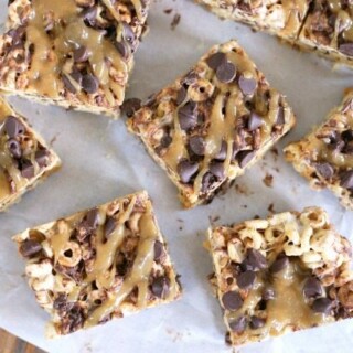 Use Cheerios instead of rice krispie cereal to make these marshmallow treats with chocolate chips and caramel sauce. So good!