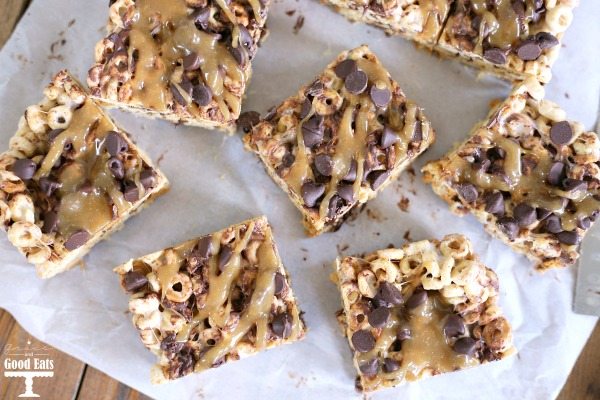 Use Cheerios instead of rice krispie cereal to make these marshmallow treats with chocolate chips and caramel sauce. So good!