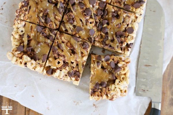 Use Cheerios instead of rice krispie cereal to make these marshmallow treats with chocolate chips and caramel sauce. So good!