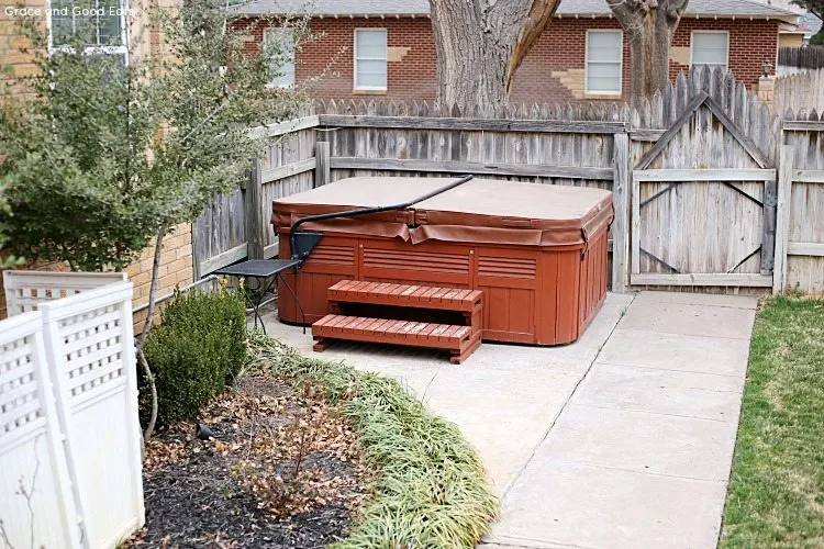 Cottage Guest Home hot tub