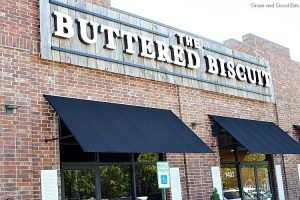 During a recent trip to Northwest Arkansas, I stopped for breakfast at The Buttered Biscuit- where they serve up an "honest breakfast that invites guests to be real."  With a menu full of classics like biscuits and gravy, shrimp and grits, and buttermilk pancakes along with trendy options like chicken and waffles, black bean cakes, and acai bowls, The Buttered Biscuit is a must stop in Bentonville. 