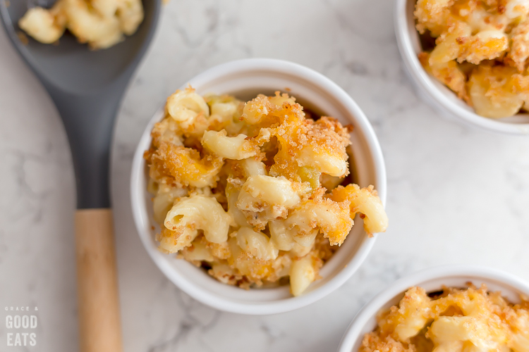 Nahaufnahme eines Ramekin gefüllt mit grünen Chile Makkaroni und Käse