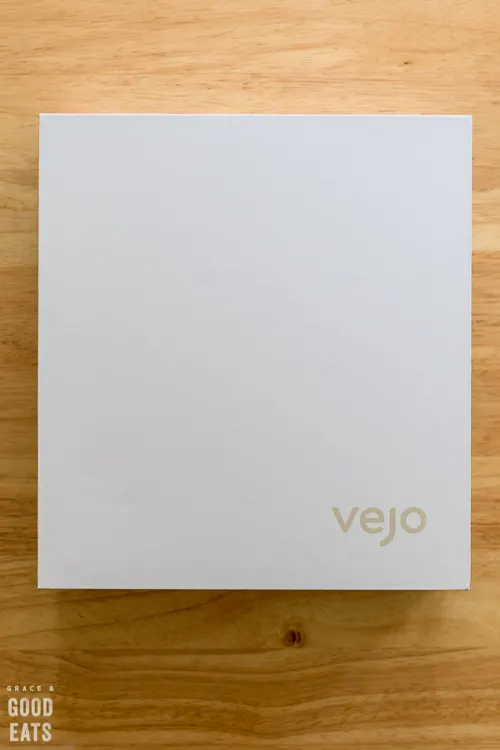 white box with Vejo logo
